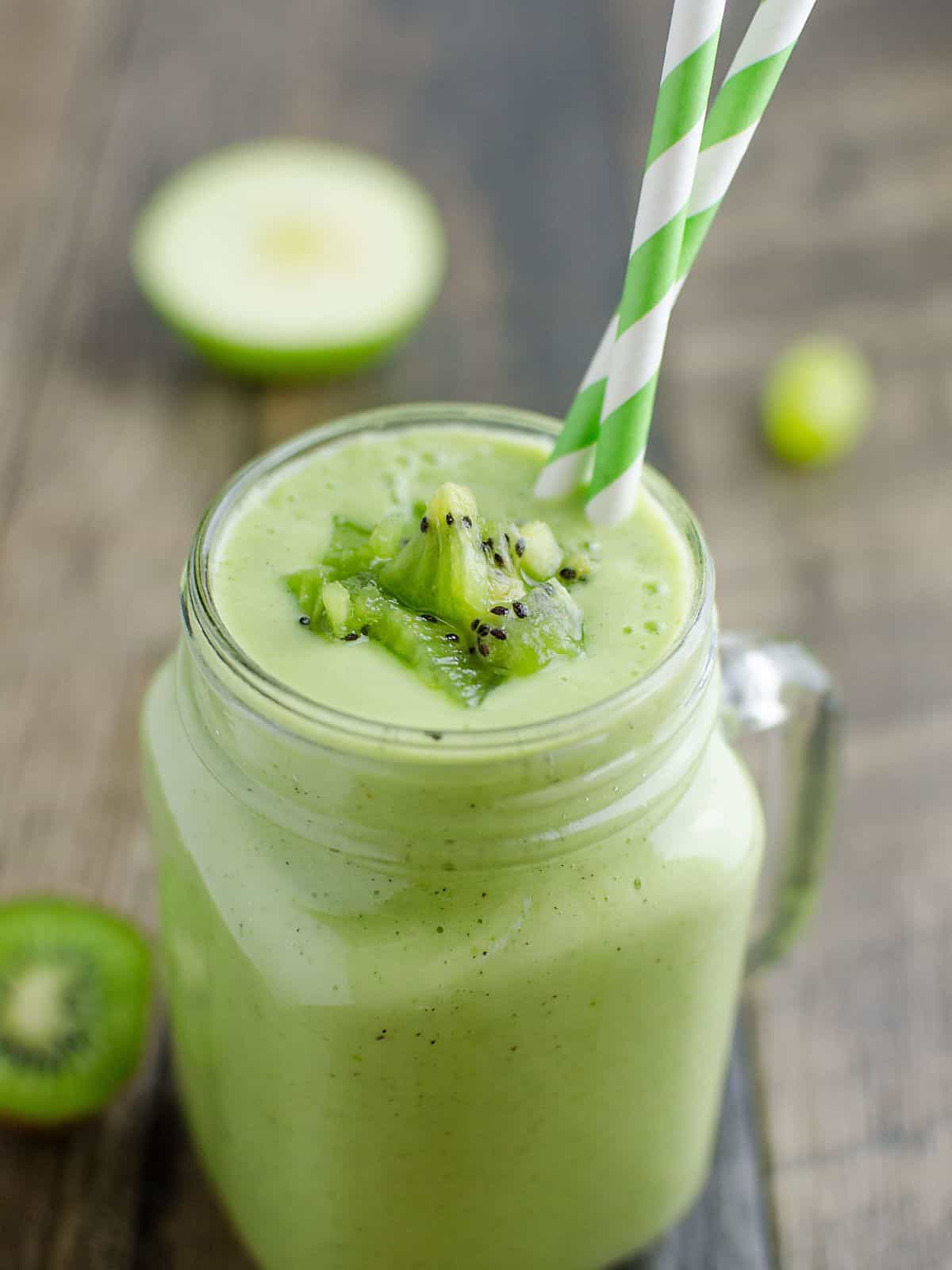 Green Monster Smoothie ~ Super food, detoxing smoothie
