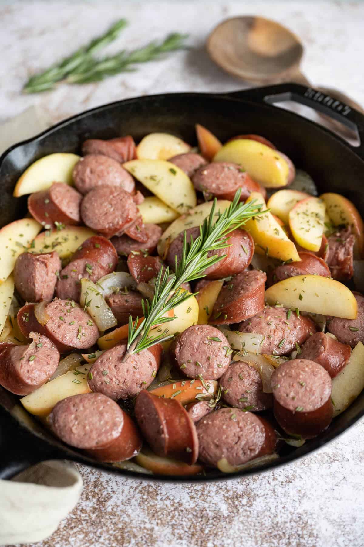 https://www.artfrommytable.com/wp-content/uploads/2021/10/kielbasa_skillet_with_apples_and_onions.jpg