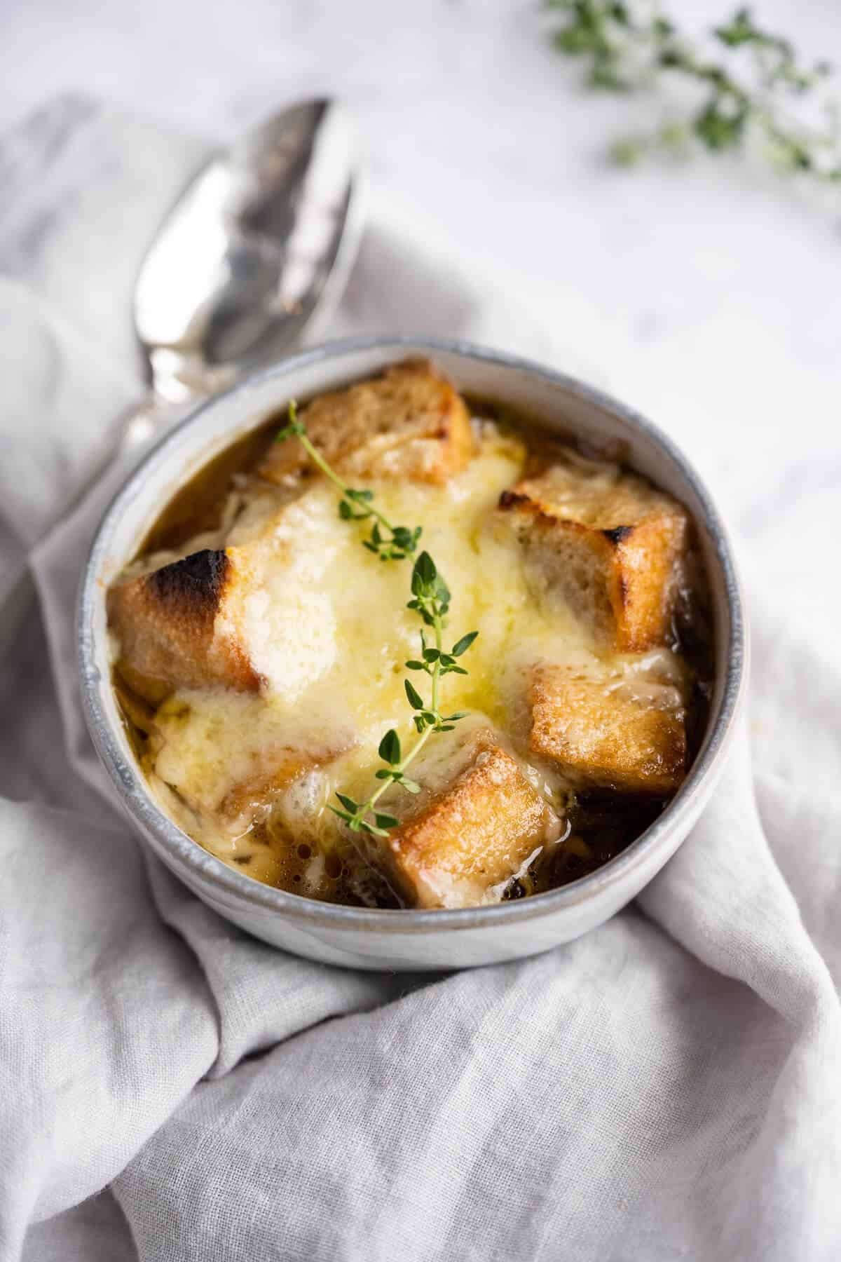 https://www.artfrommytable.com/wp-content/uploads/2022/01/Copycat_Panera_French_Onion_Soup_.jpg